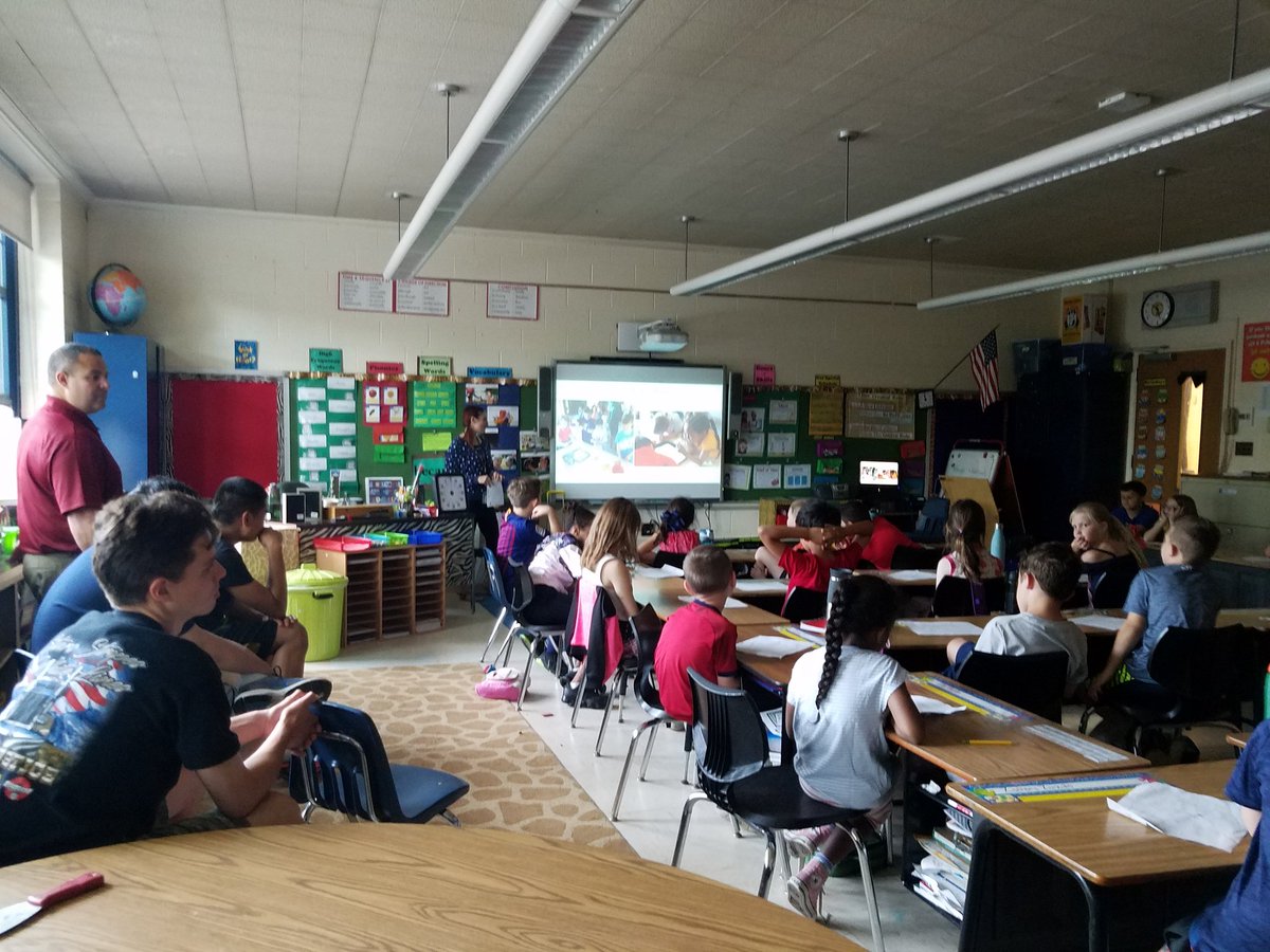 ellenmcdon's tweet photo. Class 2C @CottleCubs share their learning from The Botanical Gardens @NYBG with their High School student peers who work there. Great collaboration! #RealisticToReal https://t.co/EsRYS0IQqh