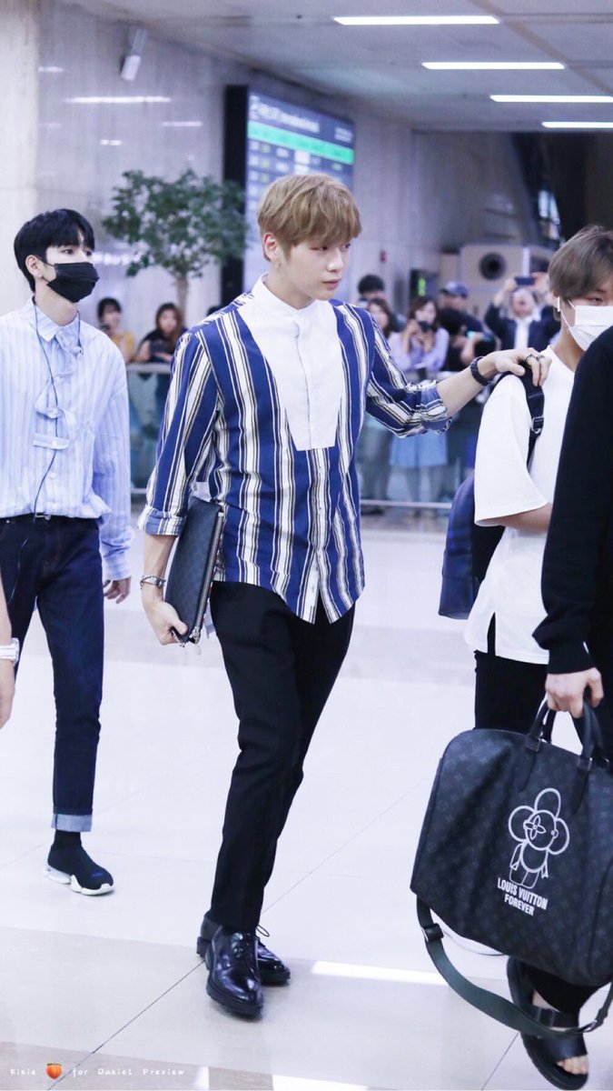 Dk Oriniel 강다니엘 공항 사진 마저 화보로 만드는 화보 장인 カンダニエル 空港写真全部画報で作るグラビア職人 独特の表現すぎて初心者にはわかりづらい韓国語だけど空港写真をも絵になるってことよね どこぞの ヤンキーになるけど