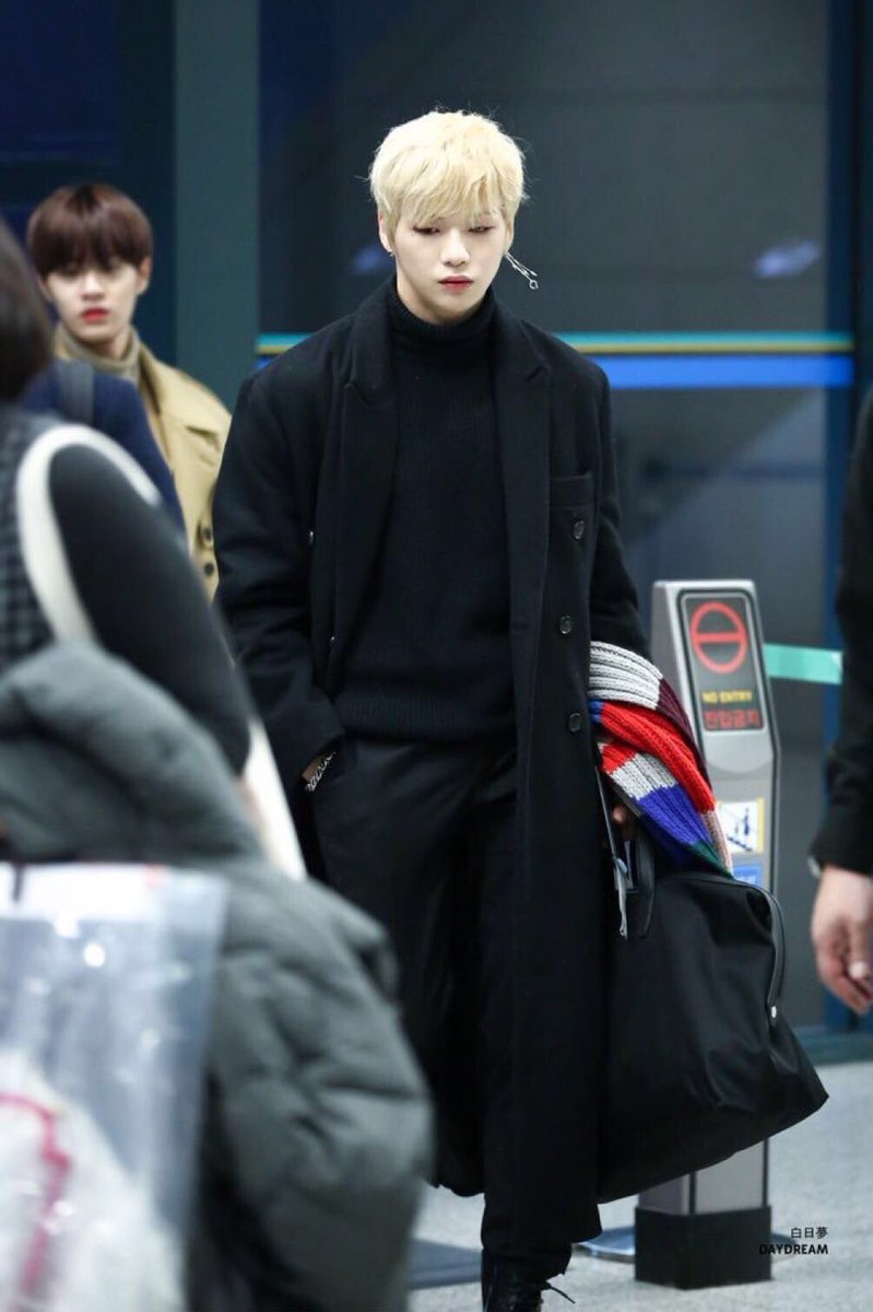 Dk Oriniel 강다니엘 공항 사진 마저 화보로 만드는 화보 장인 カンダニエル 空港写真全部画報で作るグラビア職人 独特の表現すぎて初心者にはわかりづらい韓国語だけど空港写真をも絵になるってことよね どこぞのヤンキーになるけど