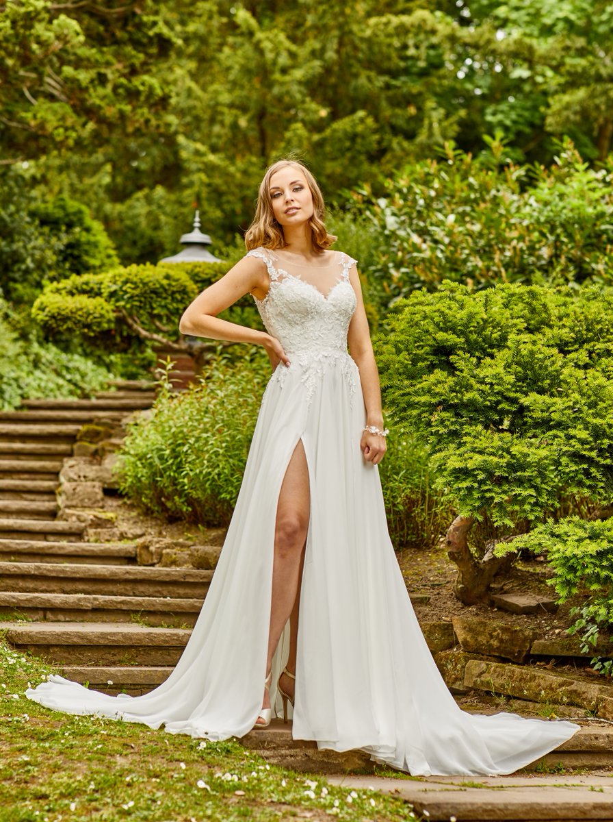 This September, Lisa Donetti @officialdianelegrand will be bringing their spectacular 2020 collections to @theharrogatebridalshow on stand M14, with designs and styles that radiate femininity, love and beauty. #hbs2019 #bridal #trade #show @wellconnectedagent