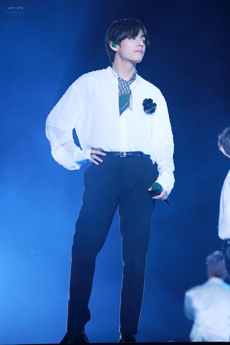 FourSeasons_V's tweet photo. [HQ] 190616 부산 머스터
세상 사람들! 우리 태형이 분위기 좀 보세요 😭
#방탄소년단 #BTS #김태형 #태형 #V #뷔 @BTS_twt https://t.co/AFbG1gadPy