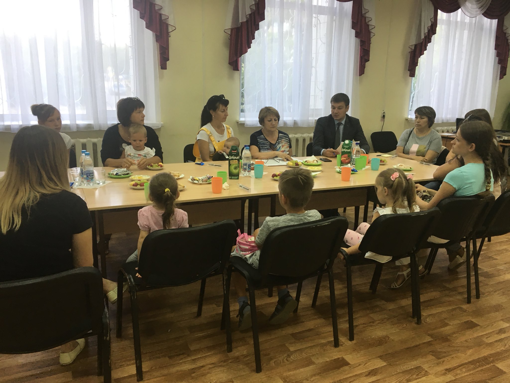 Центральная библиотека ставрополь. Центральная библиотека семей. Выставка для семейного чтения. Центральная библиотека семей. Центральная библиотека семей.
