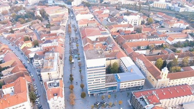 Grooya's tweet image. Dokumentarac je u etru - pravac #youtube kucajte "Zrenjanin grad sutrašnjice" . Dokumentarac o svetlu na kraju tunela za mlade, za sve koji žele da se prekvalifikuju, danas mogu da rade u IT sektoru iz Zrenjanina za čitav svet, da ostaju ovde, formiraju … bit.ly/2ITypwO