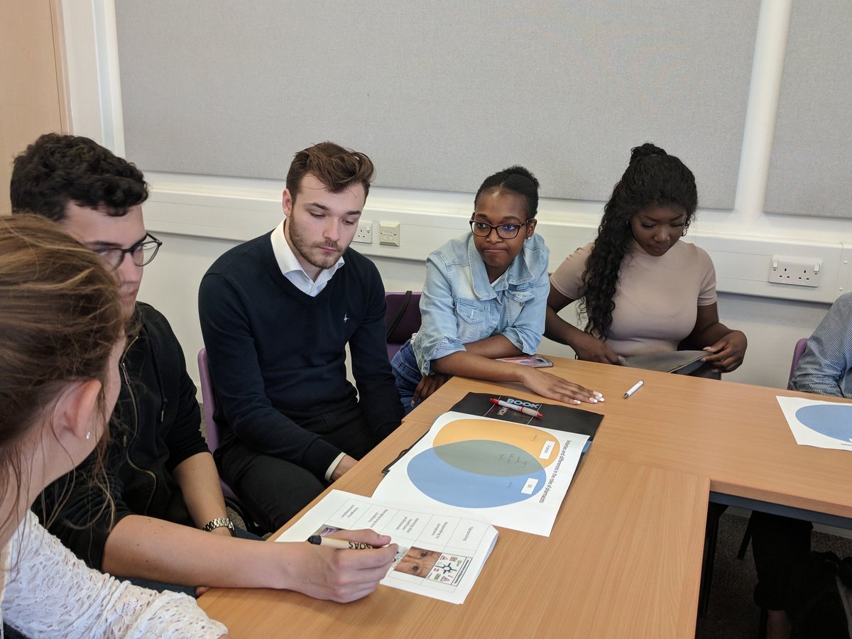 martaroldo's tweet photo. Discussing differences and similarities in pharmacy services in UK and France #uopcaen @UoPGlobal @UoP_PharmacyBMS @UoPDentistry @Universite_Caen https://t.co/R0p8BfvA9q