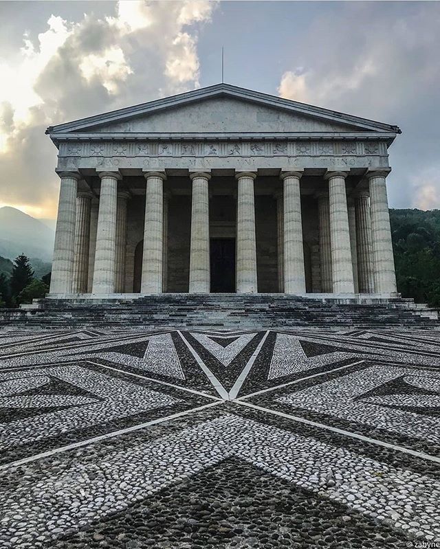 Il tempio canoviano è un capolavoro dell'architettura neoclassica. 
Foto <a href="/zabyne/">Zabyne Bzzz</a>
#igerstreviso #weareigersit #instagramersitalia bit.ly/31GnwHh