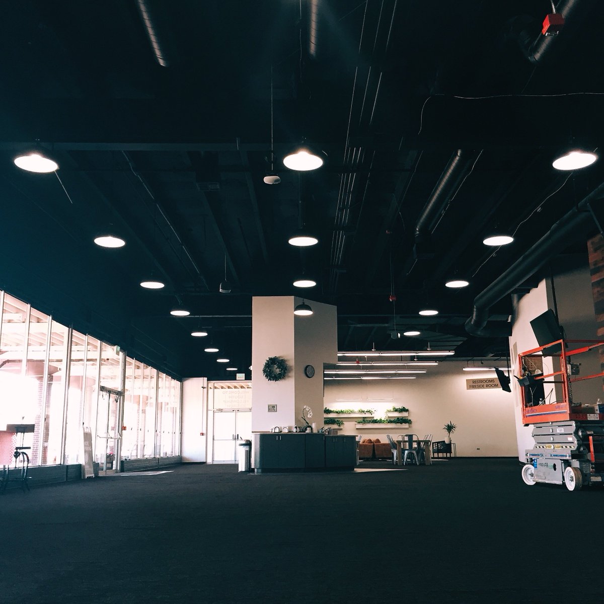 SouthFellowship's tweet photo. So long, florescent lighting! π
#newlightfixtures #buildingimprovements #lookupchild https://t.co/C58dGLXRY7