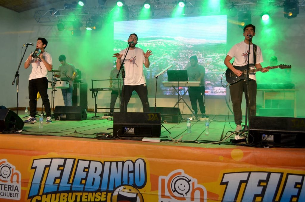 #TelebingoExtraordinario #Corcovado La banda local los Tutuka realizo el cierre del Telebingo, con un gimnasio colmado de gente. Donde se vivió una verdadera fiesta 🎉