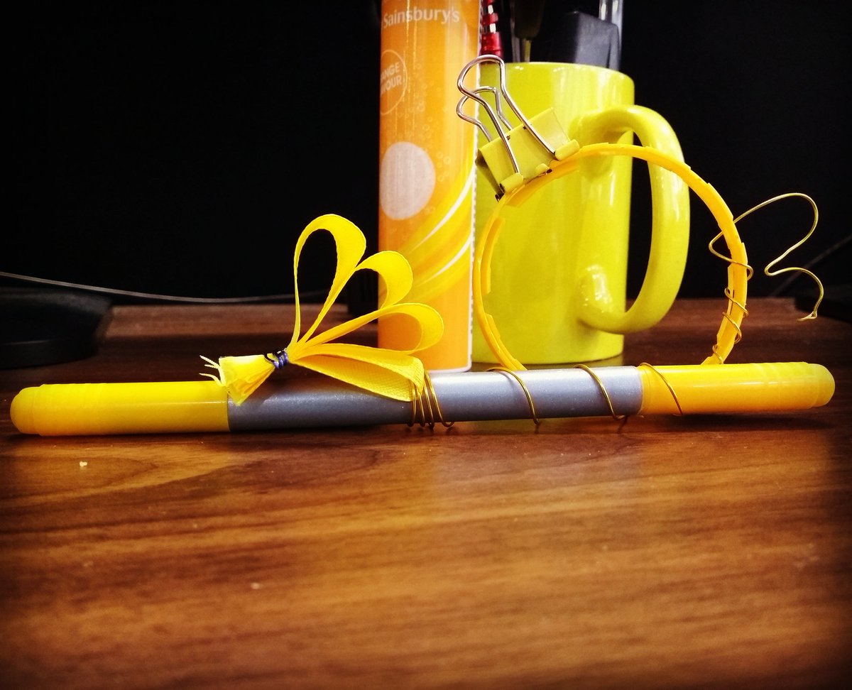 jane_hermiston's tweet image. I call this: Shades of Gnawing Desperation in My Soul

...I find yellow a threatening colour; so sue me.

#workinghard 🤣 #wireartwork