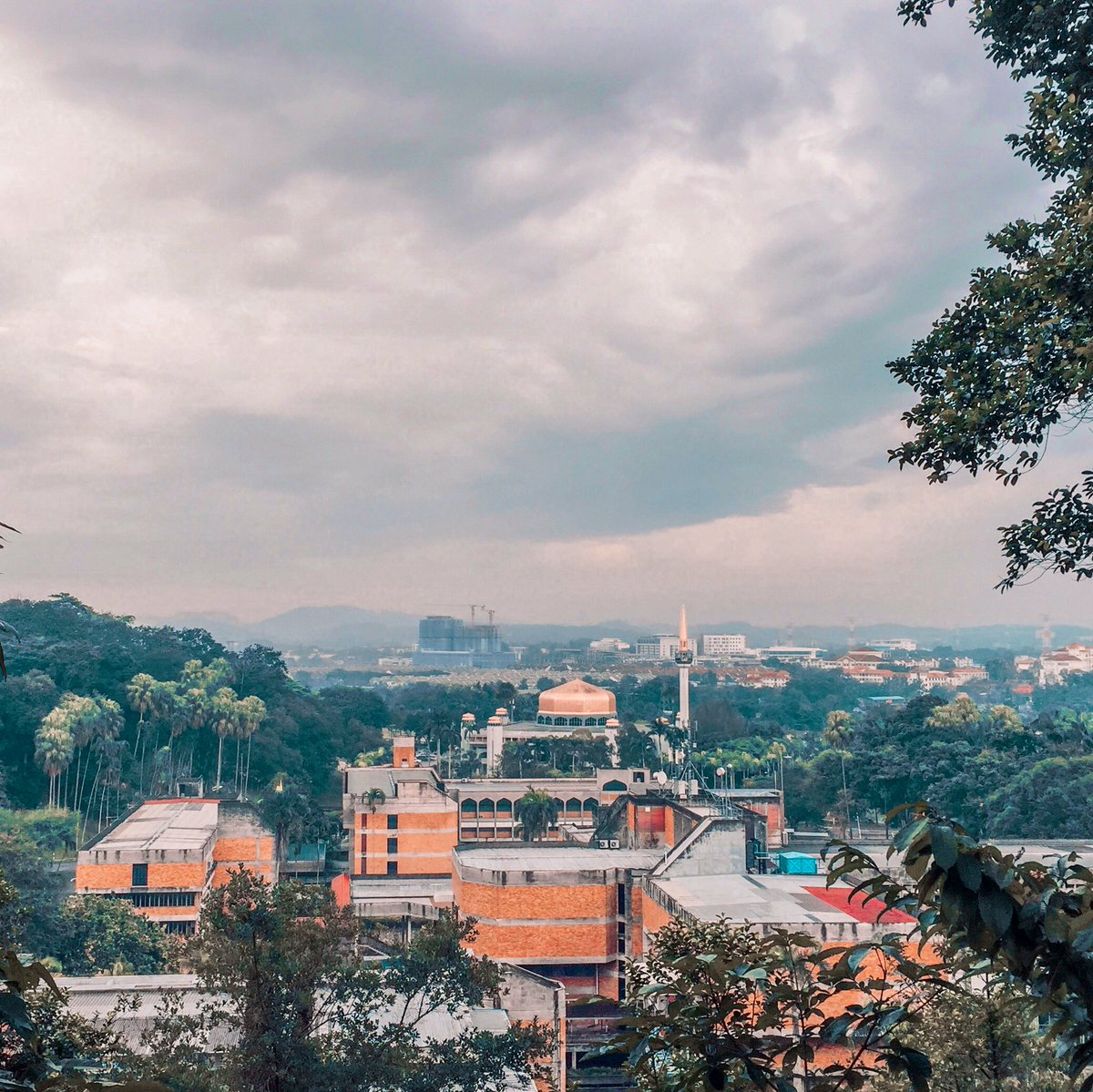 Nak habis sem ni cuba korang reply tweet ni dengan tempat yang korang paling suka dalam ukm ni. Admin start dgn gambar lepak admin. Tapi jgn lepak lama lama sini.. takut 👻