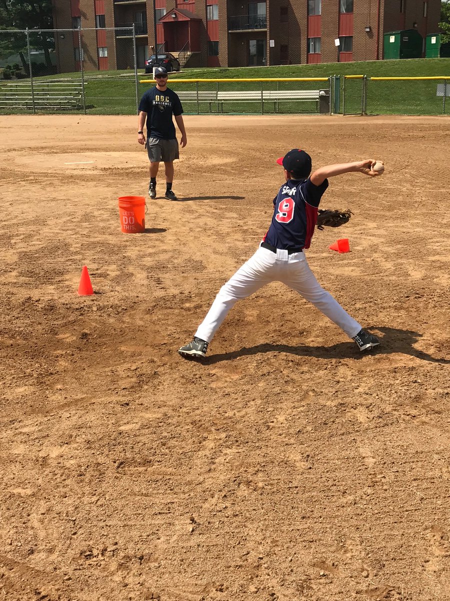 GBC_Baseball's tweet photo. Coach @Galati_Dan working with campers making diving plays⚡️⚡️ #STRIKE #WebGems #FieldingFun https://t.co/HuiWXUdVdh