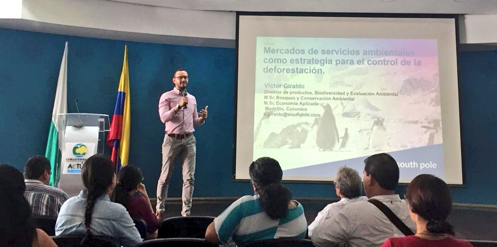 FAO_Colombia's tweet photo. Víctor Giraldo de @southpoleglobal, presenta oportunidades del mercado voluntario del carbono, como estrategia para reducir la #deforestación. 

Foro tendencias de deforestación y alternativas de mitigación @Corantioquia @tecdeantioquia https://t.co/jXdJ7Tx6aO