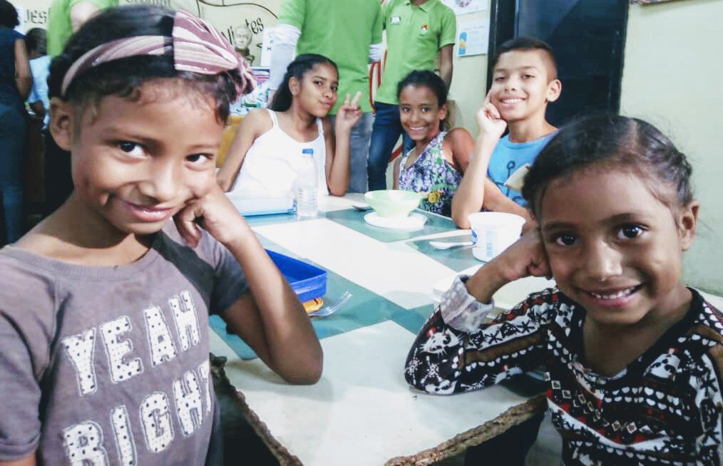 mippci_ven's tweet photo. #17Jun I 📣 ¡La ETIQUETA DEL DÍA! ⏩ #AlimentaciónSoberana

Las casas de alimentación son un espacio dentro de las comunidades para el alimento del cuerpo y el espíritu de nuestros misioneros y misioneras. Es máxima protección al pueblo y un puente hacia la vida. https://t.co/CbZyrZdDAm