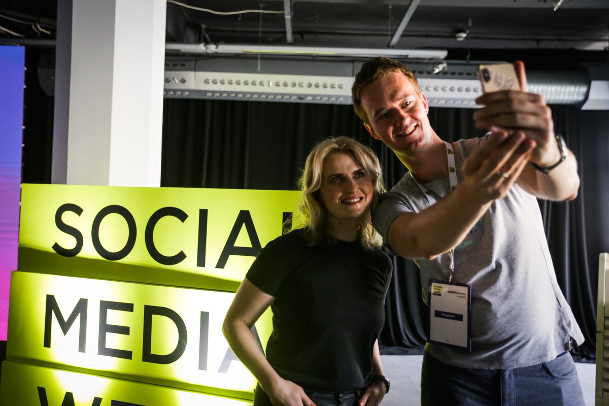 SocialMediaNow_'s tweet photo. Formuła SMW Warsaw jest unikalna. Obejmuje co prawda tradycyjne formy pogłębiania wiedzy (wykłady, panele, konwersatoria), ale wyróżnia ją spośród innych konferencji marketingowych w Polsce, coś więcej. Networking. Swobodna przestrzeń do wymiany myśli, doświadczeń i rozmów. 🙂 https://t.co/um7ljBnCn2