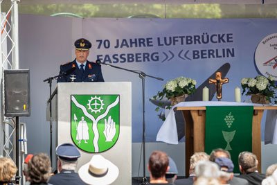 UKinGermany's tweet photo. Vor 70 Jahren endete die #Luftbrücke. 🇬🇧 Flugzeuge transportierten 1/3 der Güter nach #Berlin, u.a. auch von #Faßberg aus. Beim #TdBW2019 war unser Luftwaffenattaché dort, um u.a. mit Verteidigungsminsterin von der Leyen dieses historische Ereignis zu feiern. #Freundship #airlift https://t.co/pRQnSMRe8N