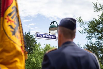 UKinGermany's tweet photo. Vor 70 Jahren endete die #Luftbrücke. 🇬🇧 Flugzeuge transportierten 1/3 der Güter nach #Berlin, u.a. auch von #Faßberg aus. Beim #TdBW2019 war unser Luftwaffenattaché dort, um u.a. mit Verteidigungsminsterin von der Leyen dieses historische Ereignis zu feiern. #Freundship #airlift https://t.co/pRQnSMRe8N