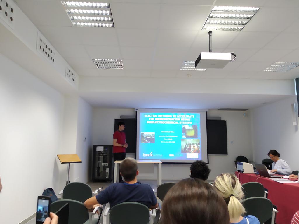 Bernat Mazó defending his degree work on microbial arsenic and nitrate removal using BES @LEQUIA_UdG for @ElectraH2020