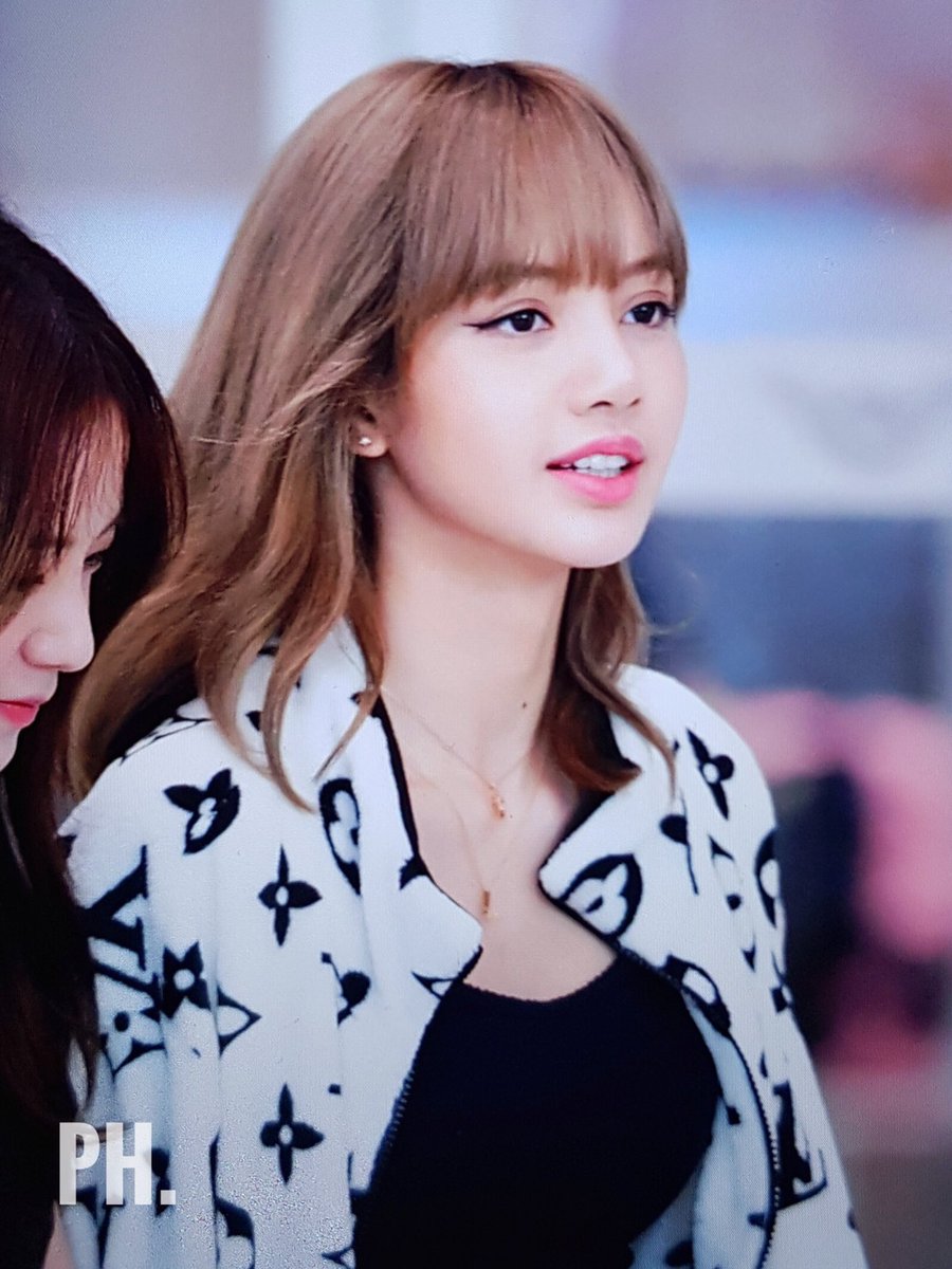 VVILLISSA's tweet image. โคตรชอบลิซลุคนี้เลยอะ แบบสวยดูแพงชนชั้นสูงมากกกกก ยิ่งชุดคลุม LV นี่แบบไอเริ้ป😍😘💜

ป.ล บางทีก็อยากถามนะว่าเวลาส่องกระจกเคยอึ้งหรือตกใจกับความสวยของตัวเองบ้างมั้ย นับวันยิ่งสวยอะ😭😭😭