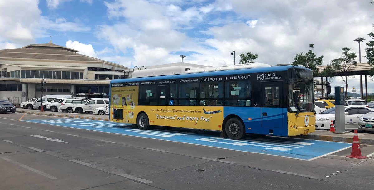 kowit_ThaiPBS's tweet photo. จุดจอดเมล์ City bus  เข้าเมืองบริเวณทางออกประตู 1 ท่าอากาศยานนานาชาติเชียงใหม่ พร้อมให้บริการ ทาสี และป้ายจอดรถภาษาอังกฤษ ญี่ปุ่น จีน อำนวยความสะดวกผู้ใช้บริการให้เห็นชัดเจน ราคายัง 20 บาทตลอดสาย #ThaiPBS https://t.co/r1COgHp0L7