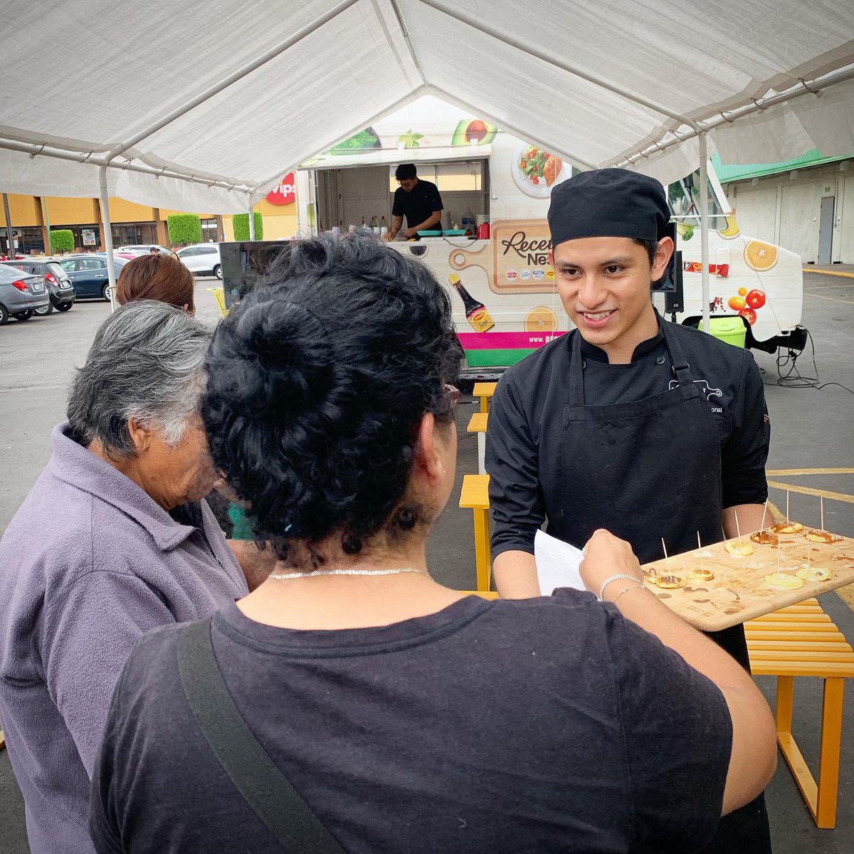 MentaPro's tweet photo. El sabor único de @recetasnestle continúa su recorrido en @BodegaAurrera  🚌🍓🍇🍒 https://t.co/kydwyATv84