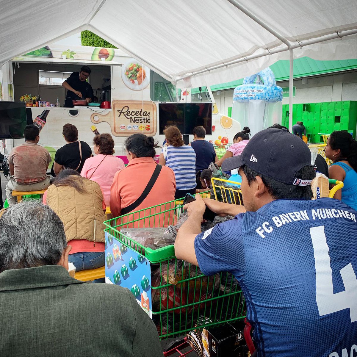 MentaPro's tweet photo. El sabor único de @recetasnestle continúa su recorrido en @BodegaAurrera  🚌🍓🍇🍒 https://t.co/kydwyATv84