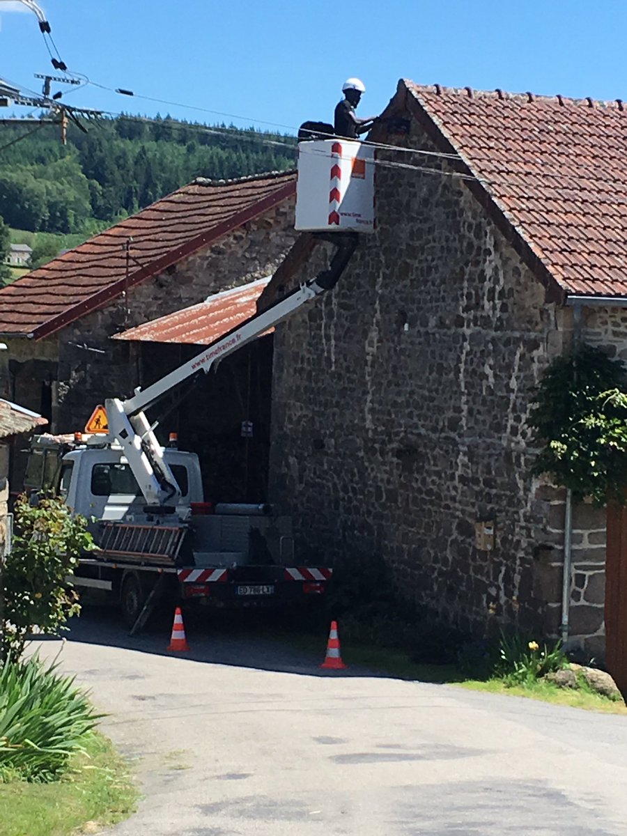 CharlotteIC23's tweet photo. 1er raccordement fibre sur #NATHD à Faux Mazuras dans la Creuse par nos équipes #Orange. Merci Francesca, Juslin ainsi que les #ESF . Un client enchanté #UISO https://t.co/iGhYkqtAsy