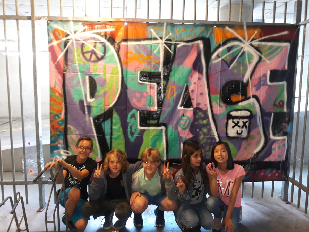 bsmerkelbach's tweet photo. De #MerkelbachAcademie van de #Merkelbachschool bood een cursus grafitti spuiten aan kinderen uit groep 6 en 7. Zie hier hun masterpiece. Gaaf toch?! https://t.co/OFtG31Z3zg
