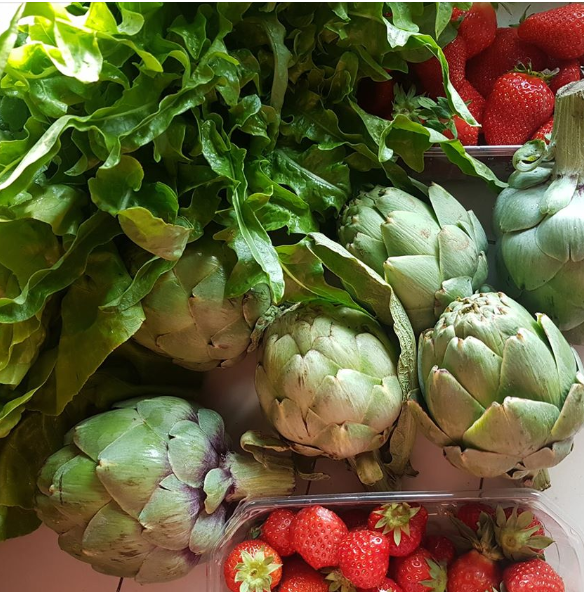 LocavorParis's tweet photo. Fin de la vente ce soir minuit pour la distribution de jeudi. Si vous voulez manger les premières courgettes de saison (bio) et toujours d'excellentes fraises plein champ cueillies la veille ou le matin de la distribution, c'est le moment ! https://t.co/A6Gc9cqtnD