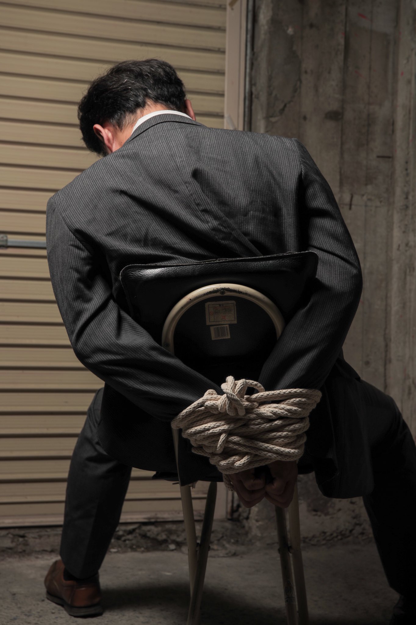 まこさんスーツ資料 on X: 後ろ手に縛られている男性の資料写真② t.cocTGSwLjlvJ  X