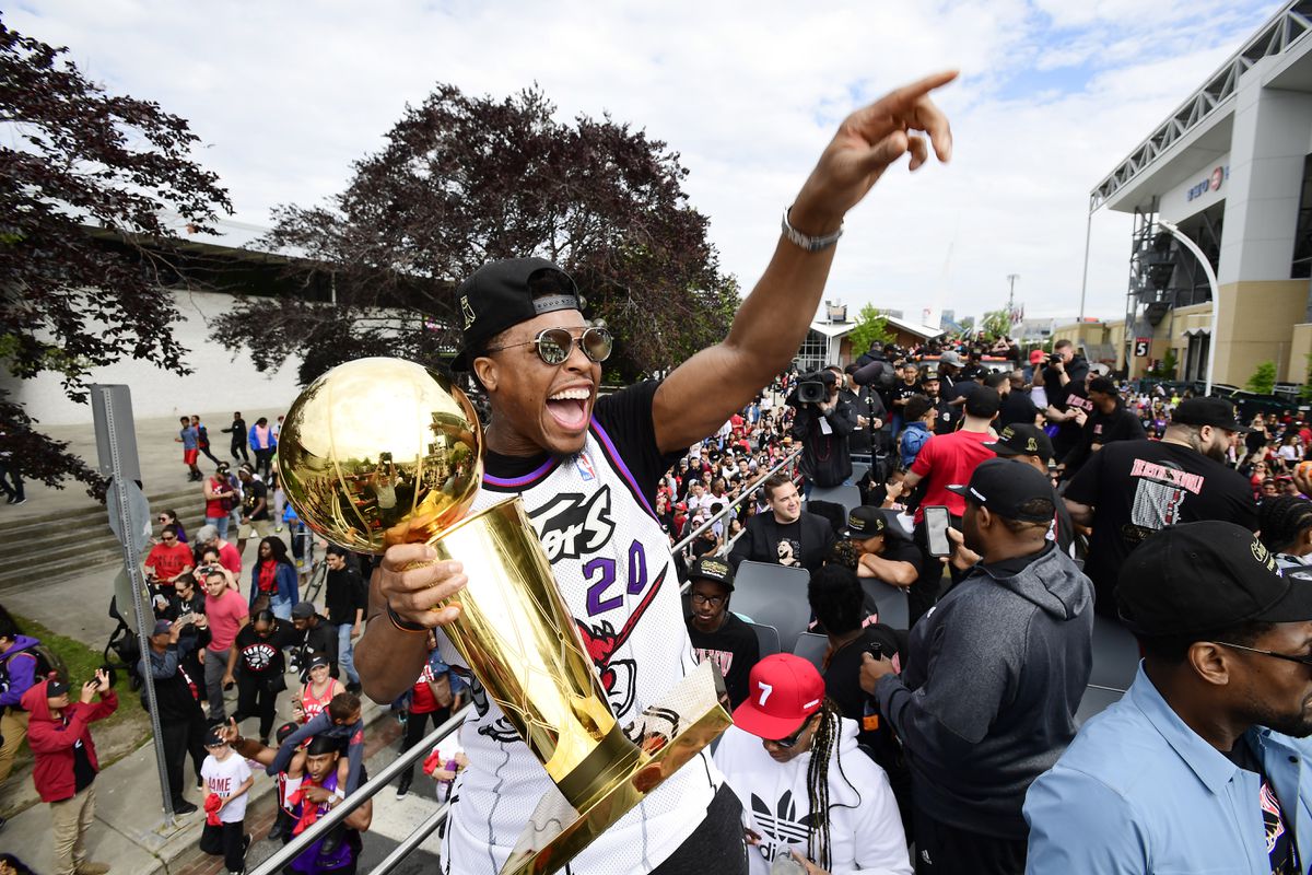 globeandmail's tweet image. In Photos: NBA Champion Toronto Raptors celebrate historic win with downtown parade dlvr.it/R6mXS7