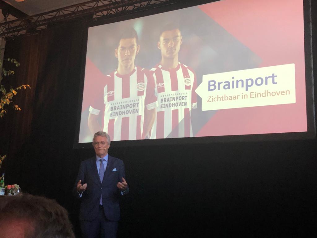 Rabobank Regio #Eindhoven, 3e grootste Rabobank in het land, zo pas ontstaan uit 3 banken, gaan <a href="/Brainport_ehv/">BRAINPORT EHV</a> stevig ondersteunen. Hulde voor rabobank.nl/lokale-bank/re… die zijn verantwoordelijkheid neemt voor de regionale economie. Daarmee de landelijke economie! Top!