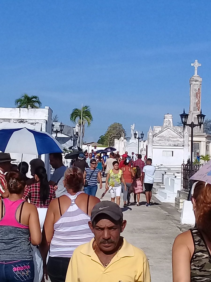 El día de los padres en Manzanillo transcurrió con varias motivaciones en torno al 26 de julio. Intercambiamos con abuelos del hogar de ancianos y el recorrido llegó hasta el cementerio de la ciudad. #SomosRevolución #SomosContinuidad