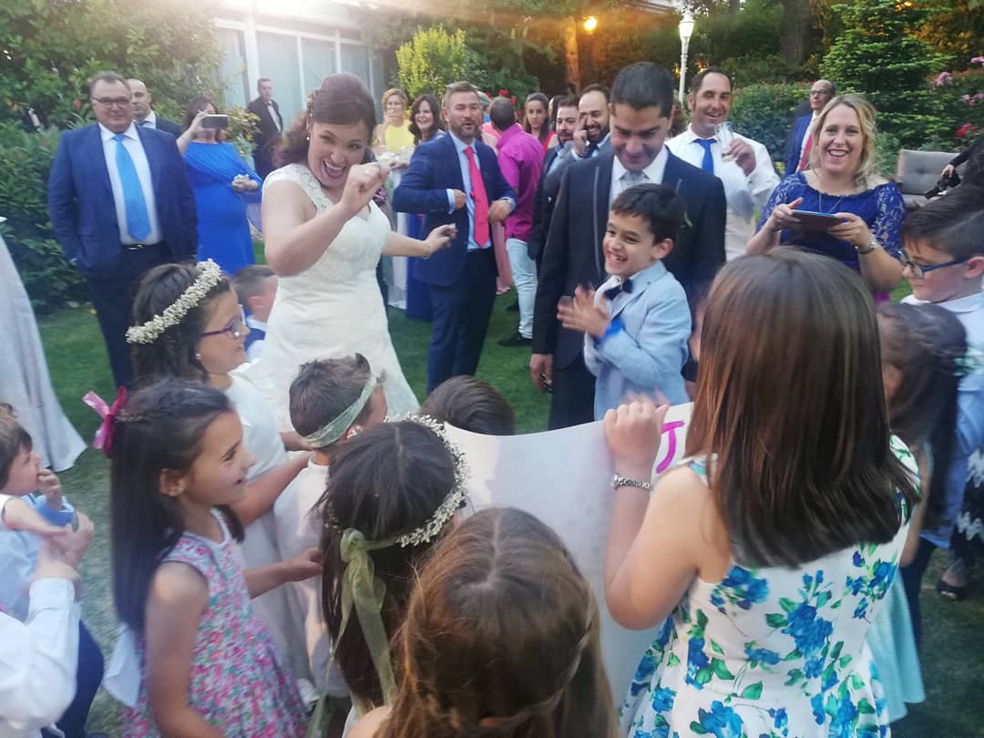 MMbodasyeventos's tweet photo. Así de bien lo pasaron este fin de semana todos los niños en la boda de José y Gema! Enhorabuena pareja!! #animacion #animacioninfantil #niños #boda #evento #sorpresa #regalo #convite #coctel #contratacion https://t.co/5qLv6HjMj2