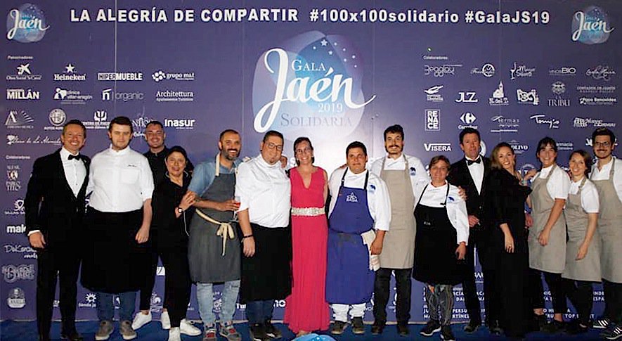 LaEstacionUbeda's tweet photo. Nuestra chef, @MontserratTor, preparó el sábado uno de los platos que integraron el menú de la @GalaJS_. Para @LaEstacionUbeda fue un placer colaborar con esta magnífica iniciativa a beneficio de @ales_jaen, y más aún hacerlo junto a grandes amigos y compañeros como ➡️➡️ https://t.co/GLulHqnQI7