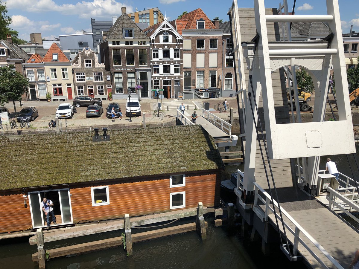 ‘Never a dull moment’ <a href="/HetOversticht/">Het Oversticht</a> Past dat huis wel onder de brug door!? #tinyhouse #Zwolle