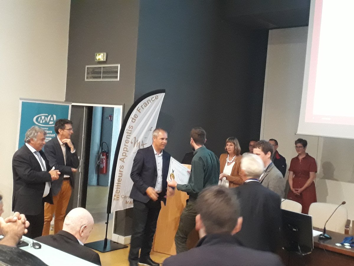 arnaudlecocgue1's tweet photo. Le savoir faire, la passion et l avenir à l honneur ce soir a @CMA22440 pour les médailles Un des meilleurs apprentis des Cotes d Armor. Félicitations aux jeunes talents! @CMBretagne @CMBdevcoDD22 partenaire fidèle de la cérémonie. https://t.co/07krIjfi9P