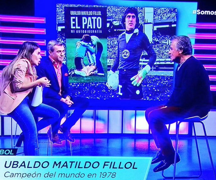 elpatolibro's tweet photo. Nuestro querido @ubaldofillol en vivo por la pantalla de la @TV_Publica. La imagen de su autobiografía @elpatolibro siempre presente. 
#SomosArgentina https://t.co/KVoj4VuasA