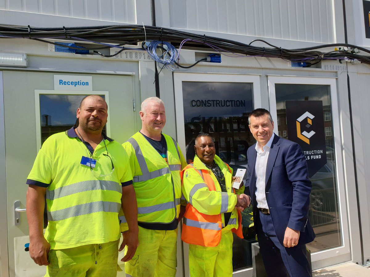 VFK_LutonDART's tweet image. Well done to Glen Barrett, one of our Skills Hub &apos;graduates&apos;, who has impressed everyone with his enthusiasm and commitment, here he is receiving an award from the project director for his hard work @NOAH_Luton #LoveLuton #localemployment #ConstructionSkillsHub #NewCareers #CSF