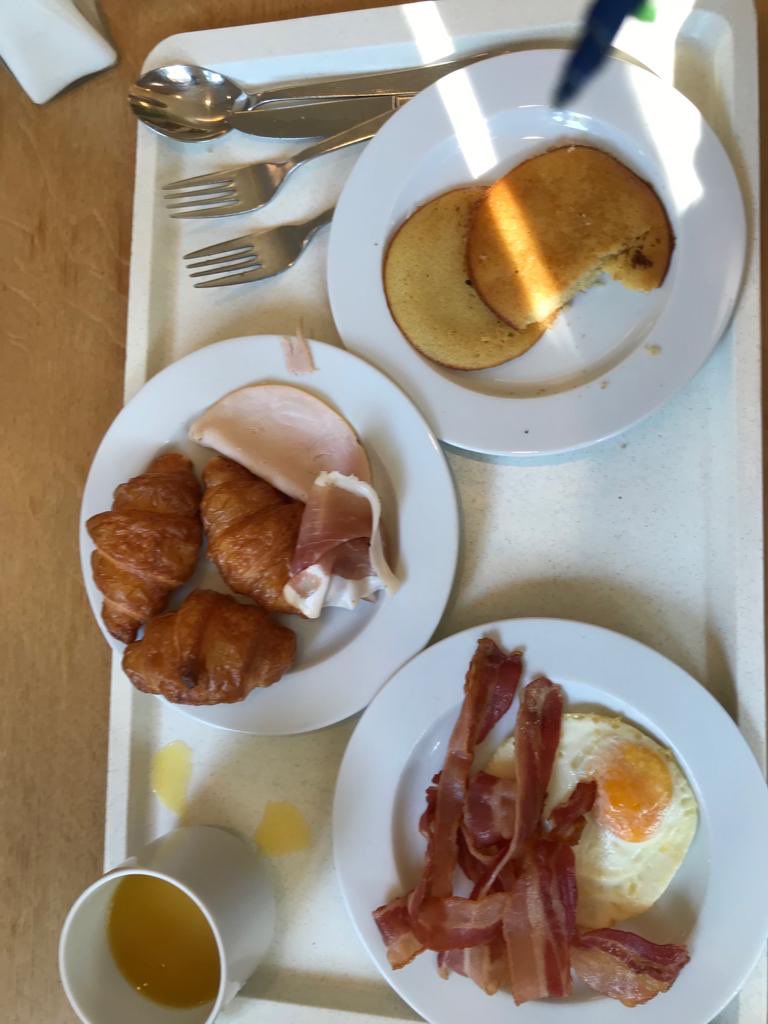 ia_deutsch's tweet photo. Erster Tag. Nuestro primer día: Súper Frühstück, deutsch Umterrht, Reichstag! https://t.co/OipMgABwaZ