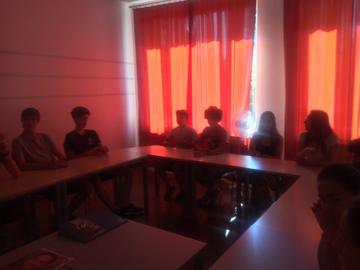 ia_deutsch's tweet photo. Erster Tag. Nuestro primer día: Súper Frühstück, deutsch Umterrht, Reichstag! https://t.co/OipMgABwaZ