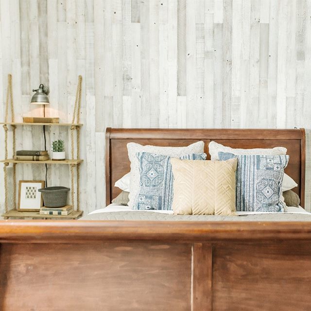 plankandmill's tweet image. Good morning Monday! We love this modern rustic take on a teenager's bedroom by @heythuydotcom. One of our favorite parts about being part of the walls you love living in, is seeing how you style our planks. Our three inch whitewash planks get a fresh ta… bit.ly/2ImOdJp