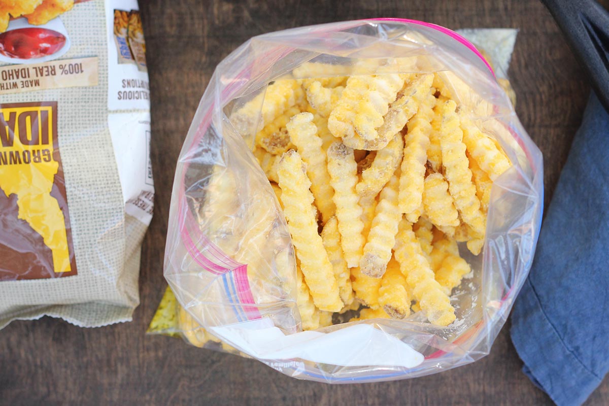 This super simple recipe for Smoked Garlic Parmesan French Fries comes together in minutes! Using only a few simple ingredients and packed with bold flavor. It is the perfect appetizer or snack recipe. #SuperCrispyMealHero #ad 

Get the recipe >> bit.ly/2WJLTAp