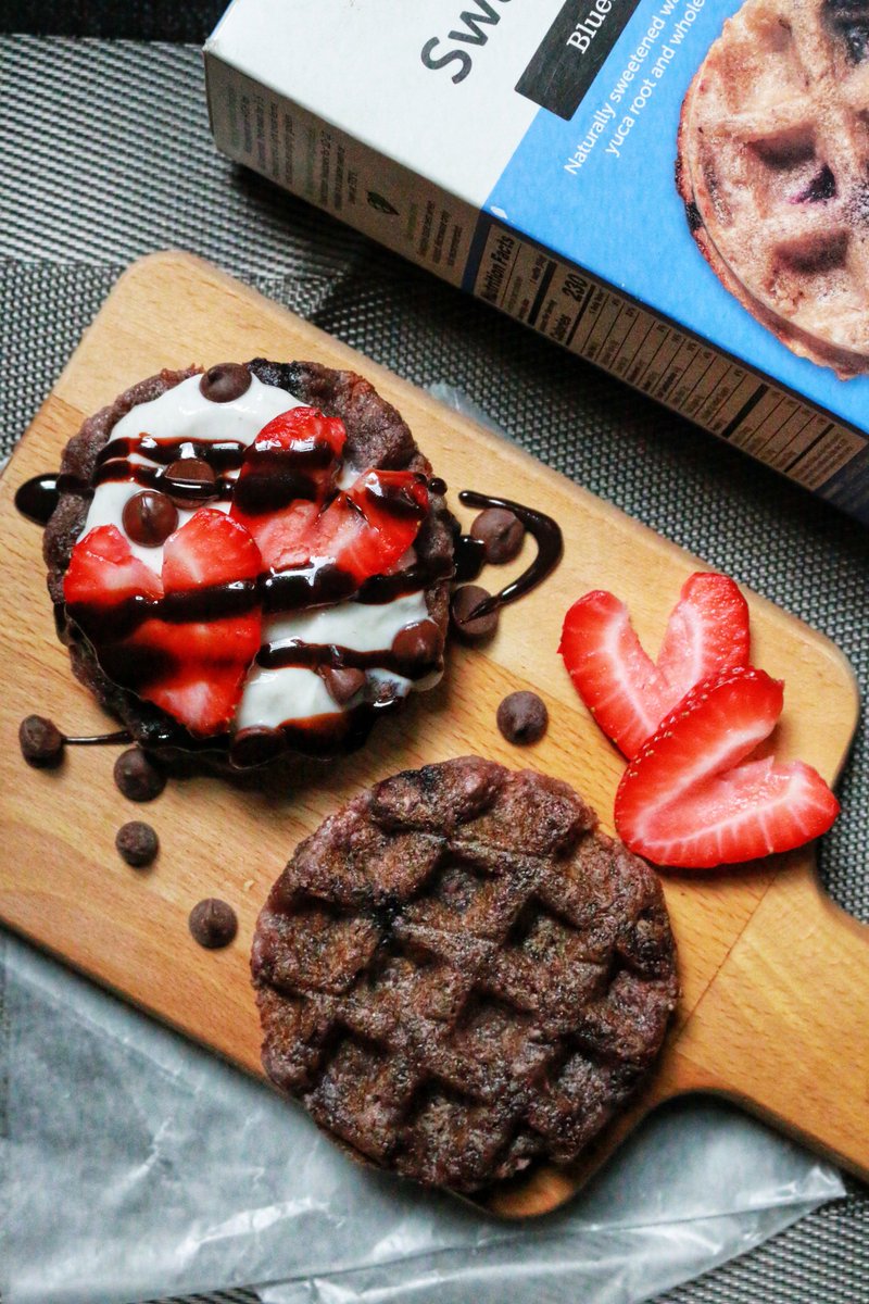 SwapFoods's tweet photo. Blueberry #Swapples. Coconut cream. Strawberries. @fourthandheart chocolate ghee spread. The #Monday antidote. https://t.co/4Vluq6NpJI