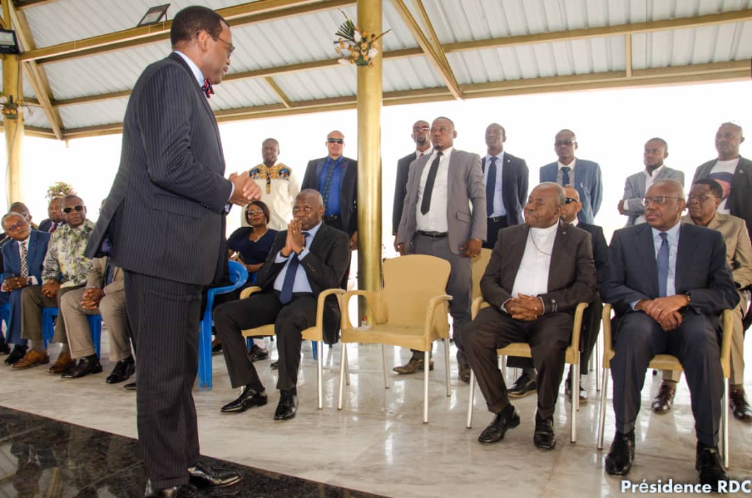 MichelMoto1's tweet photo. #Kin_17Juin
S.E. #Akinwumi_Adesina, président de la BAD est arrivé à Kinshasa où il a été accueilli par le Directeur de cabinet du Chef de l'état l'honorable @VitalKamerhe1 L'invité du président #Felix_Tshisekedi s'est  incliné devant le mausolée du président #Étienne_Tshisekedi https://t.co/Zoigsc7wD1