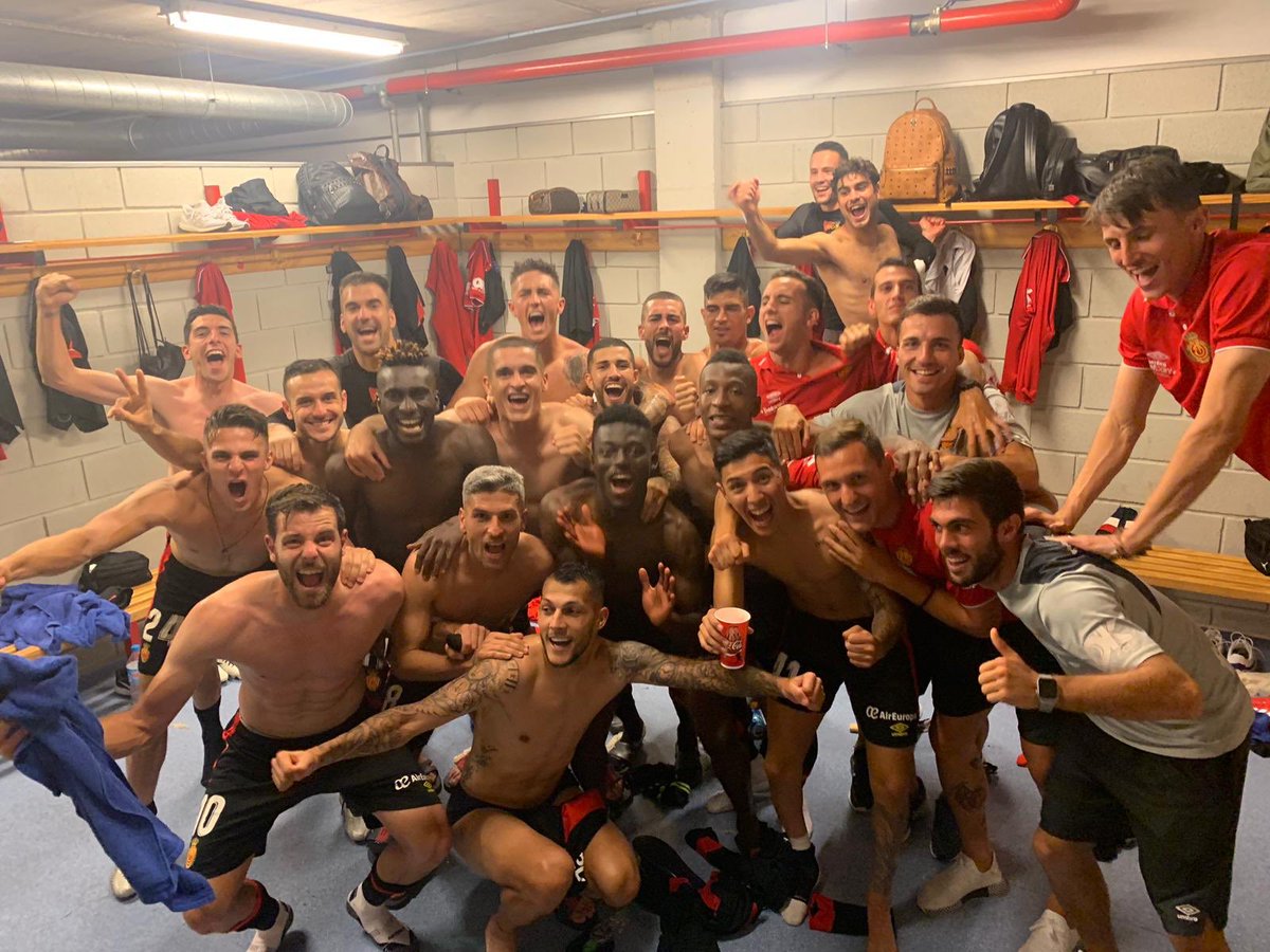 esRadioBaleares's tweet image. La alegría de las aficiones del @RCD_Mallorca y @atleticbalears marcan la tertulia de los lunes, con #CCirer, #LBravo y #SColl, con la participación de #MVidal, y el análisis en @Oleagaenelarea 🎙️@esRadio971 #ALaCarta 📻ivoox.com/a-ascensos-aud… ⚽️ivoox.com/toni-pont-el-a…