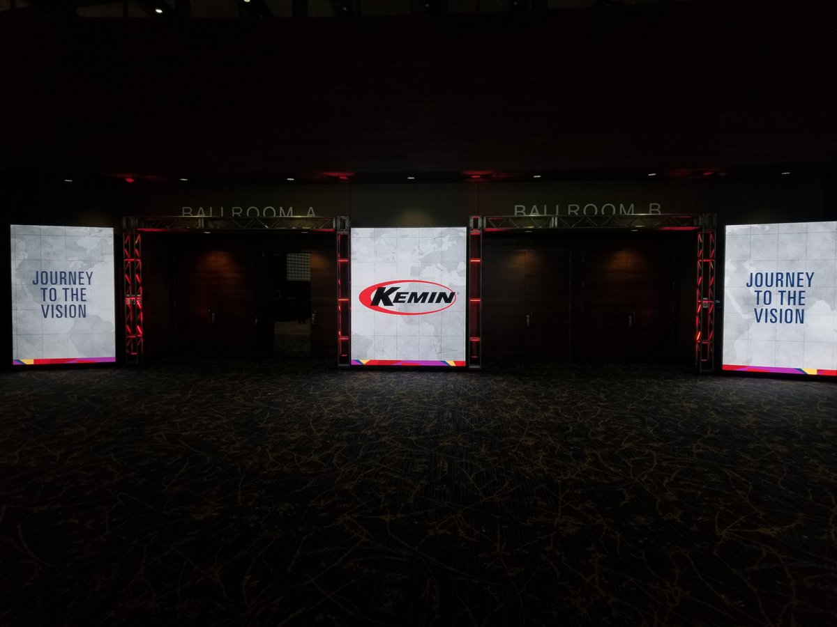_Markeys_'s tweet photo. Love the CURVED LED WALLS the Markey's Iowa team created for this week's KEMIN event! #curvedLED #prorigging #eventtechnology #iowaAudiovisual #stardrape #markeys https://t.co/XZJ0Eg1c2g