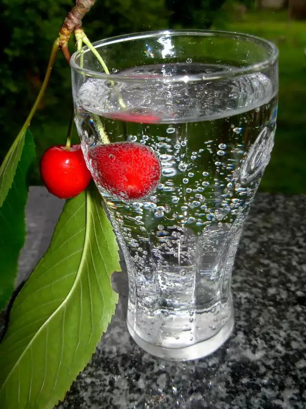 Минералочка. Стакан воды. Красивые стаканы для воды. Стакан воды красиво. Минеральная вода в стакане.