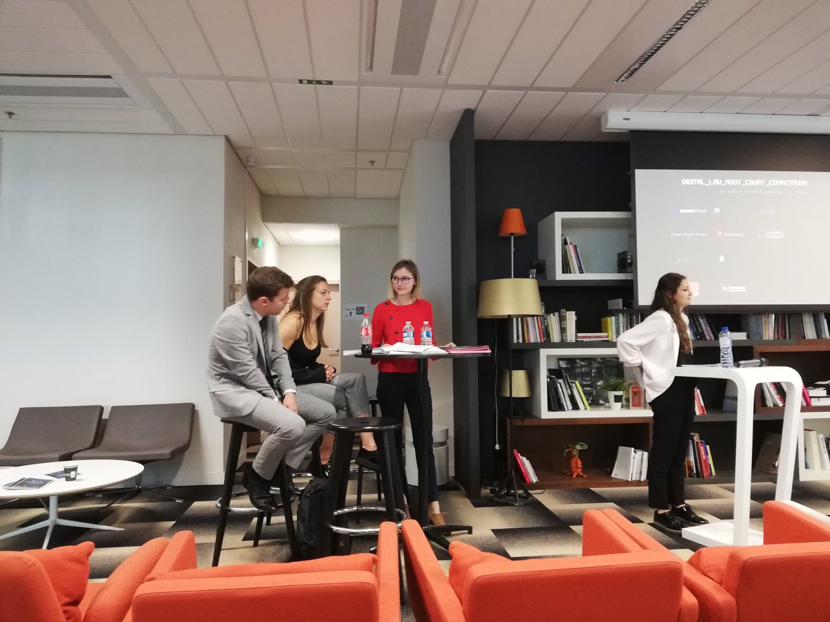 L'équipe représentant le MS en DTIC de l'Université de Namur à la finale du Digital Law Moot Court à Paris a gagné les prix de la meilleur équipe et du meilleur mémoire. Félicitations à eux !