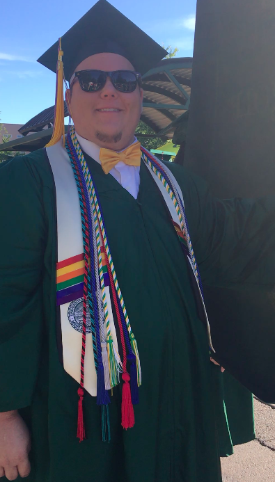 uoregon's tweet photo. A few more photos from earlier as the parade begins to get underway. #DuckGrad19 https://t.co/o1d5icKr3g