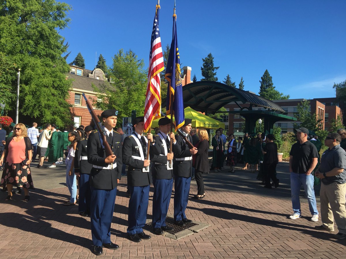 uoregon's tweet photo. A few more photos from earlier as the parade begins to get underway. #DuckGrad19 https://t.co/o1d5icKr3g