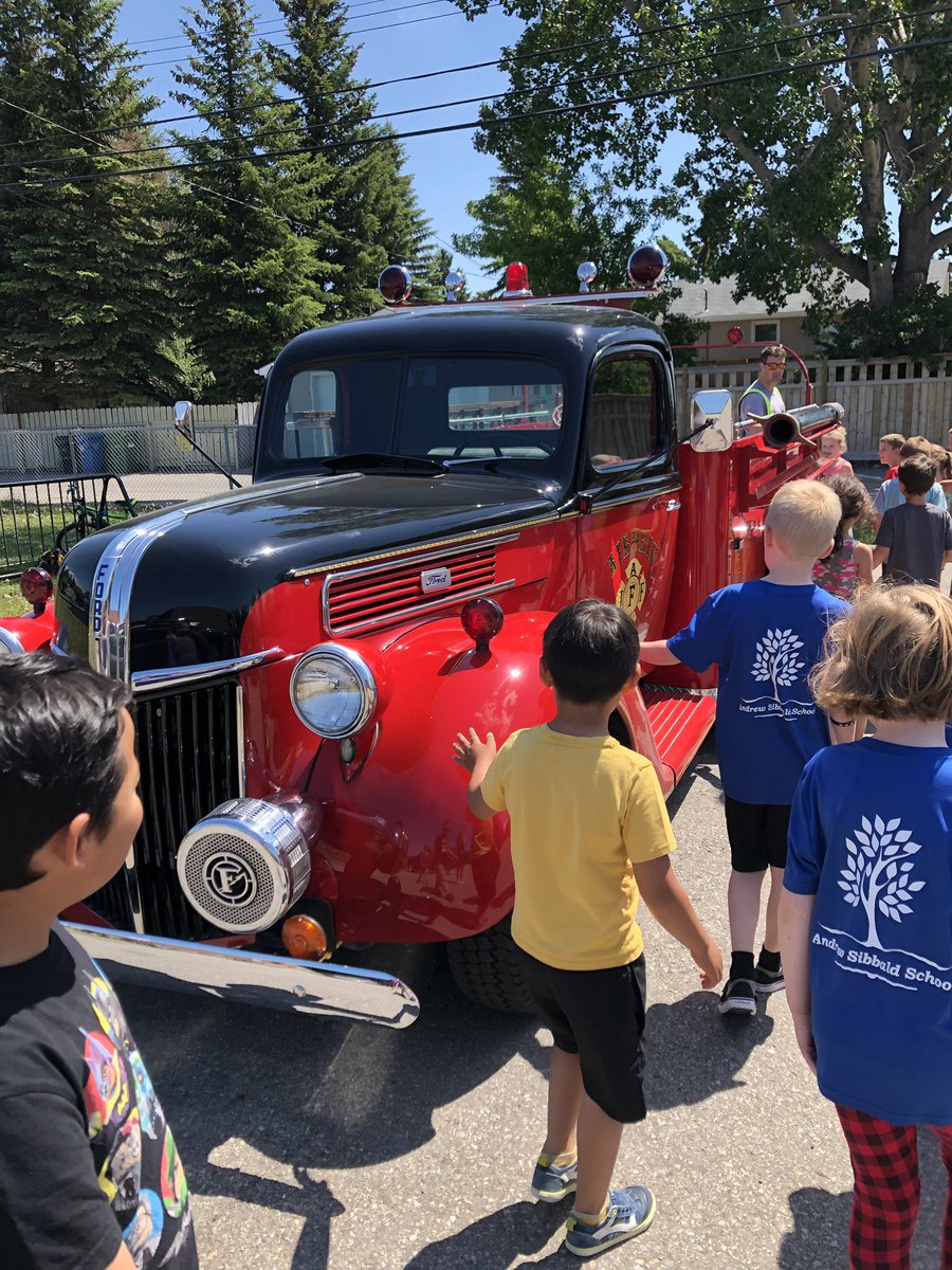 grade1derfulyyc's tweet photo. Thank you ME for sharing your Dad with us today! We are so lucky to have such amazing community helpers that share with our school! “I know where my meeting spot is if our alarm goes off!” 🔥🧯👨🏼‍🚒  #Allard https://t.co/l6XXzXnTf1